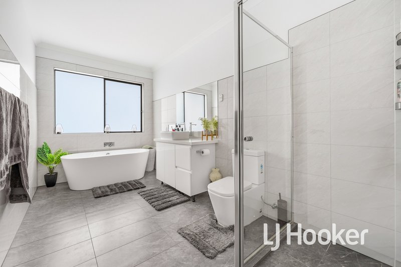 Photo - 32 Yorkshire Drive, Cranbourne North VIC 3977 - Image 16