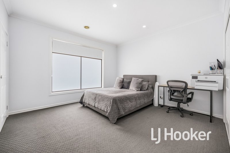 Photo - 32 Yorkshire Drive, Cranbourne North VIC 3977 - Image 17