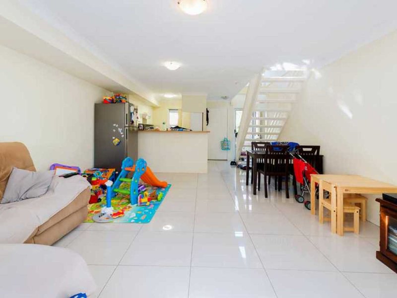 Photo - 3/215 Cottesloe Drive, Mermaid Waters QLD 4218 - Image 4