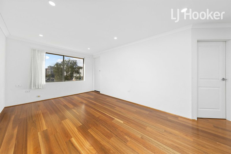 Photo - 3/21a Bathurst St , Liverpool NSW 2170 - Image 4