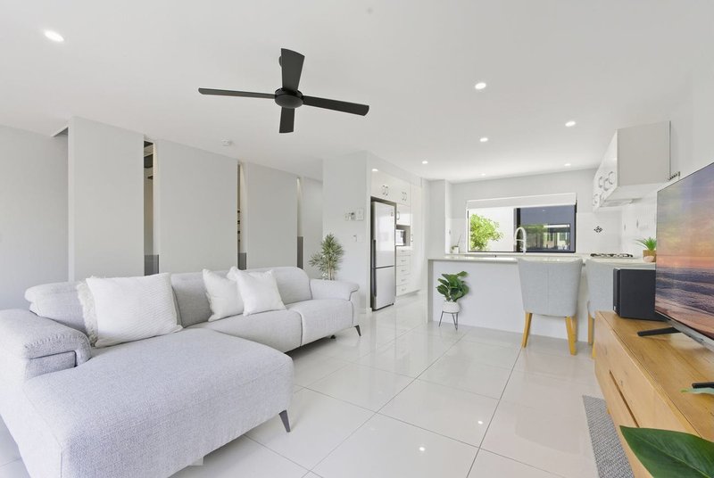 Photo - 3/22 Bath Street, Labrador QLD 4215 - Image 1