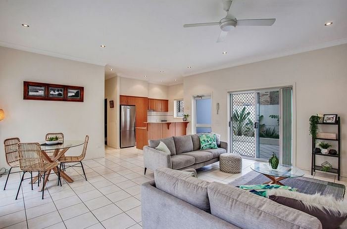 Photo - 3/22 Burleigh Street, Burleigh Heads QLD 4220 - Image 4