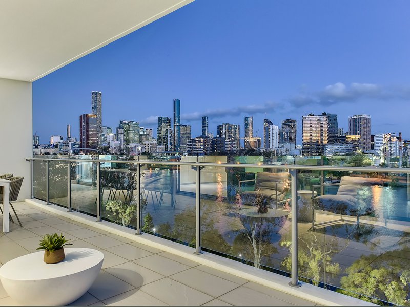 Photo - 32/205 Coronation Drive, Milton QLD 4064 - Image 1