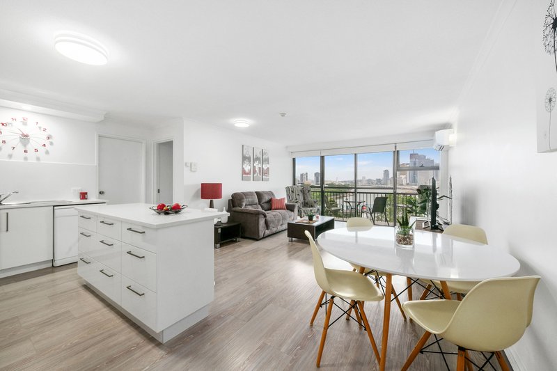 Photo - 32/21 Dock Street, South Brisbane QLD 4101 - Image 3