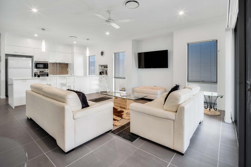 Photo - 32/7 Halcyon Drive, Pimpama QLD 4209 - Image 4