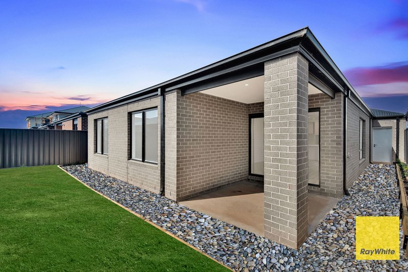 Photo - 33 Aporta Avenue, Tarneit VIC 3029 - Image 12