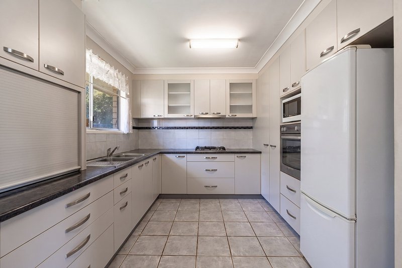 Photo - 33 Arrakune Crescent, Kallangur QLD 4503 - Image 5