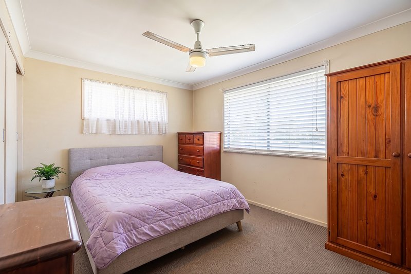 Photo - 33 Arrakune Crescent, Kallangur QLD 4503 - Image 7