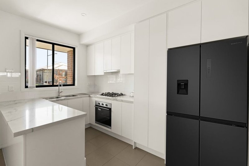 Photo - 33 Arrowhead Avenue, Leppington NSW 2179 - Image 4