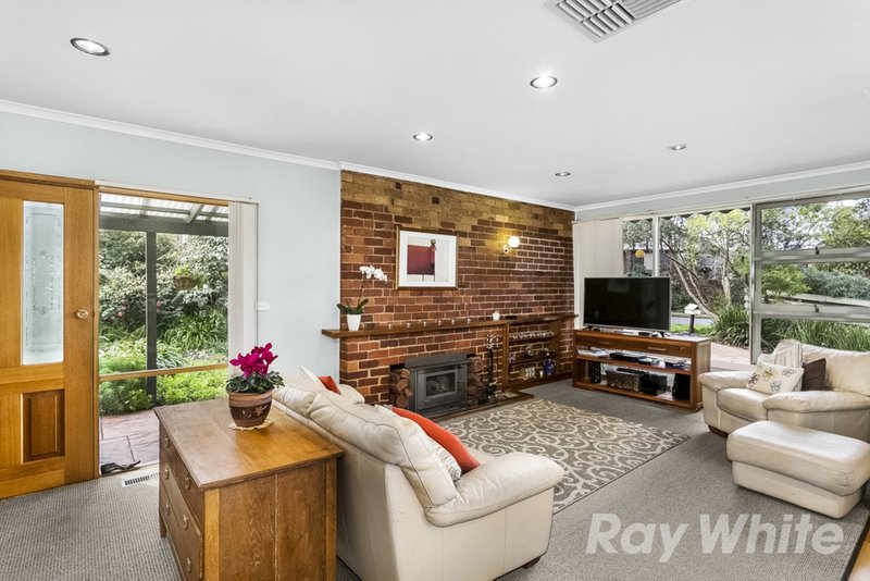 Photo - 33 Aurisch Avenue, Glen Waverley VIC 3150 - Image 5