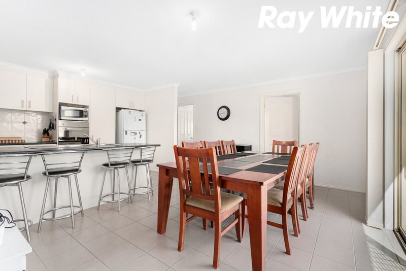 Photo - 33 Azalea Ave , Pakenham VIC 3810 - Image 4