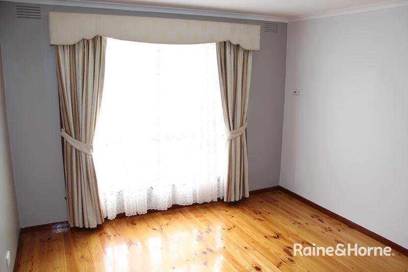 Photo - 33 Baguley Crescent, Kings Park VIC 3021 - Image 5
