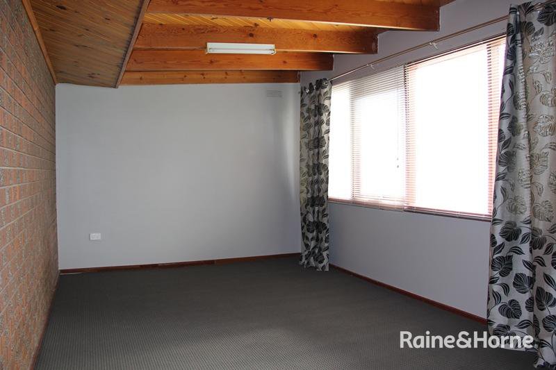 Photo - 33 Baguley Crescent, Kings Park VIC 3021 - Image 7
