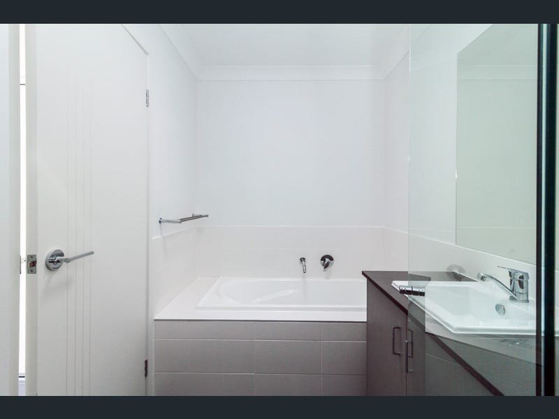 Photo - 33 Basalt Drive, Yarrabilba QLD 4207 - Image 9