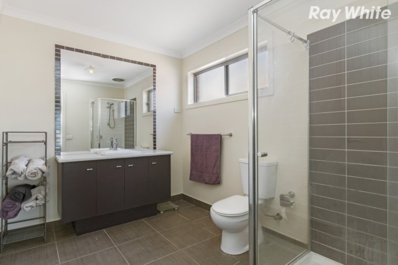 Photo - 33 Belvedere Drive, Pakenham VIC 3810 - Image 3