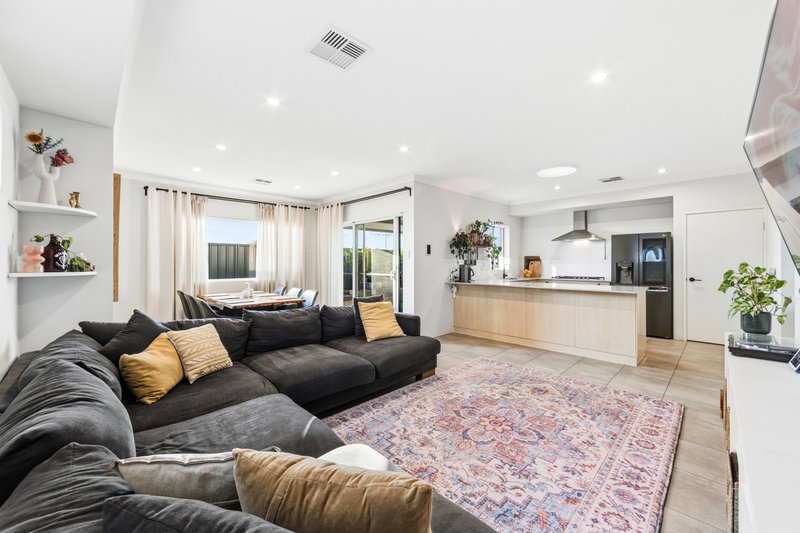 Photo - 33 Berryana Loop, Girrawheen WA 6064 - Image 6