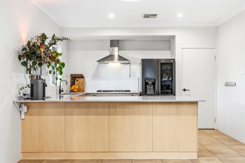 Photo - 33 Berryana Loop, Girrawheen WA 6064 - Image 11