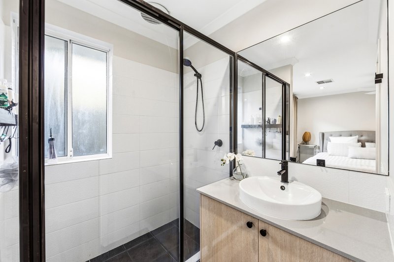 Photo - 33 Berryana Loop, Girrawheen WA 6064 - Image 19