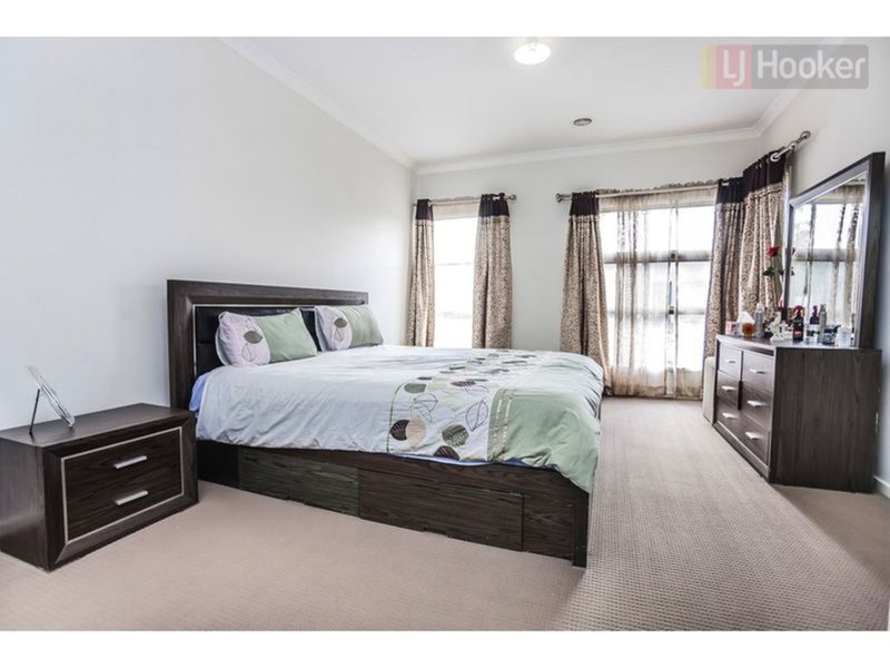 Photo - 33 Biltmore Crescent, Roxburgh Park VIC 3064 - Image 2