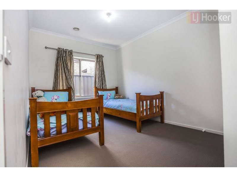 Photo - 33 Biltmore Crescent, Roxburgh Park VIC 3064 - Image 7