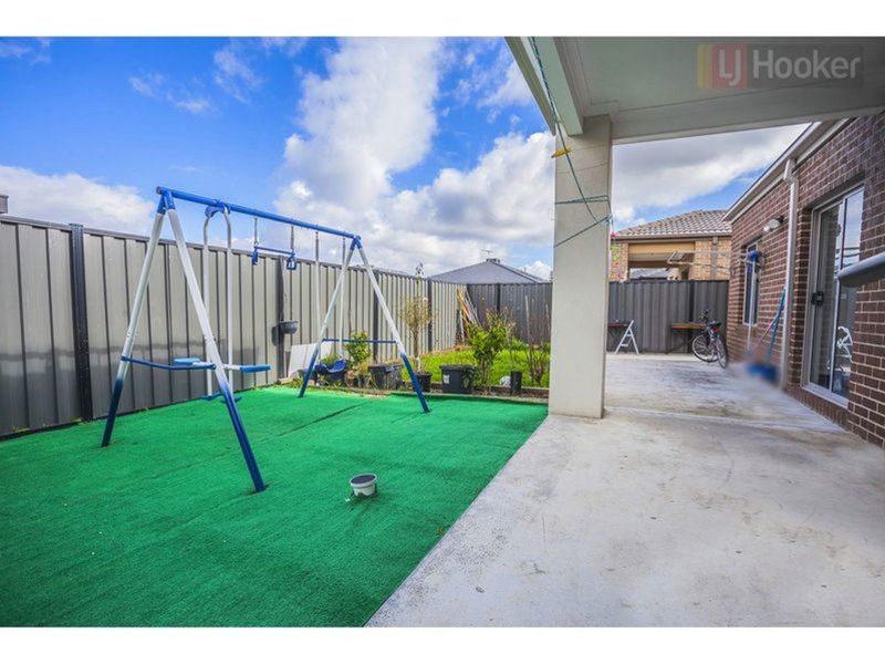 Photo - 33 Biltmore Crescent, Roxburgh Park VIC 3064 - Image 10