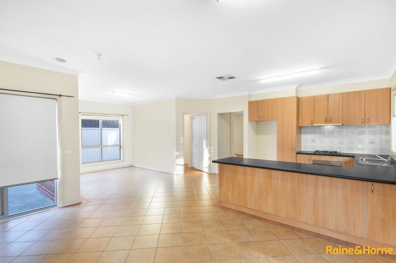 Photo - 33 Blenheim Way, Caroline Springs VIC 3023 - Image 5