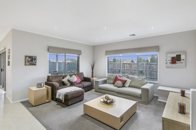 Photo - 33 Boathouse Drive, Caroline Springs VIC 3023 - Image 4