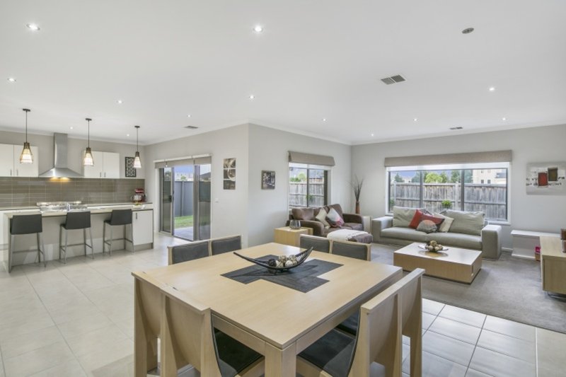 Photo - 33 Boathouse Drive, Caroline Springs VIC 3023 - Image 5