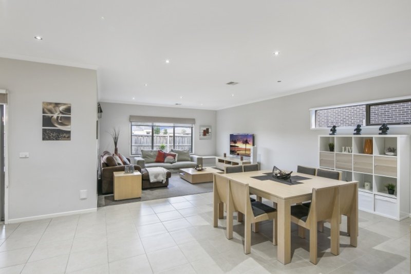 Photo - 33 Boathouse Drive, Caroline Springs VIC 3023 - Image 6