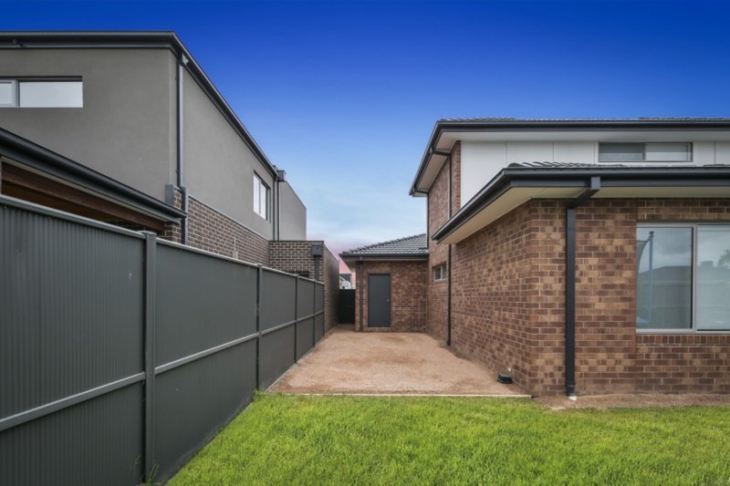 Photo - 33 Boathouse Drive, Caroline Springs VIC 3023 - Image 16