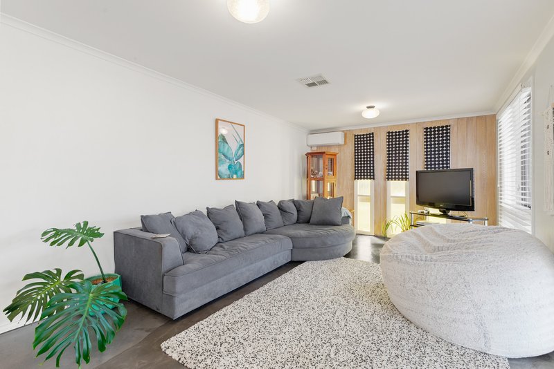 Photo - 33 Bourke Crescent, Hoppers Crossing VIC 3029 - Image 6