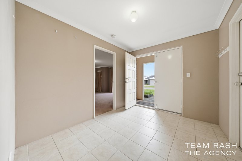 Photo - 33 Carbine Loop, Banksia Grove WA 6031 - Image 3