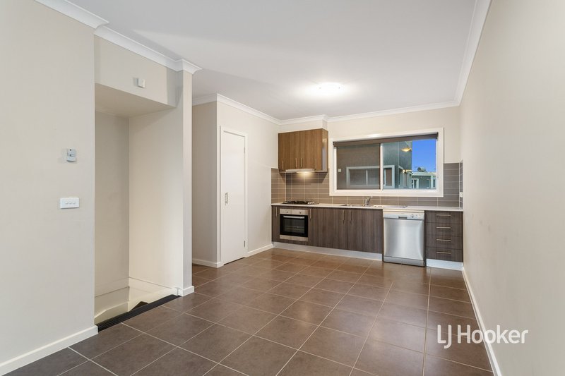 Photo - 33 Chanticleer Drive, Mernda VIC 3754 - Image 4