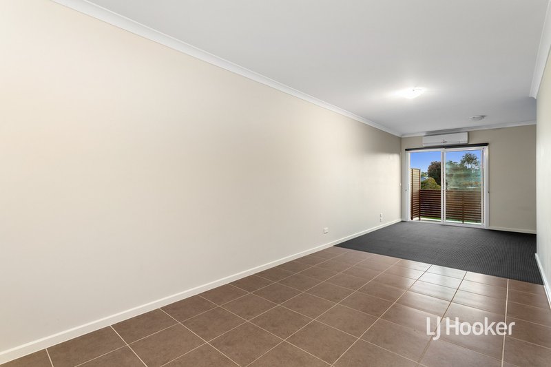 Photo - 33 Chanticleer Drive, Mernda VIC 3754 - Image 6