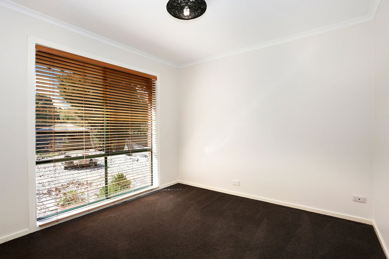 Photo - 33 Clematis Close, Meadow Heights VIC 3048 - Image 6