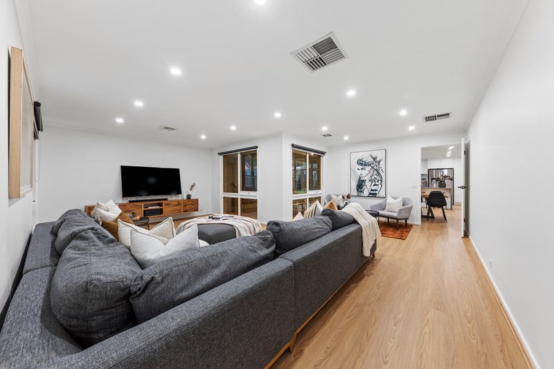 Photo - 33 Collins Crescent, Berwick VIC 3806 - Image 3