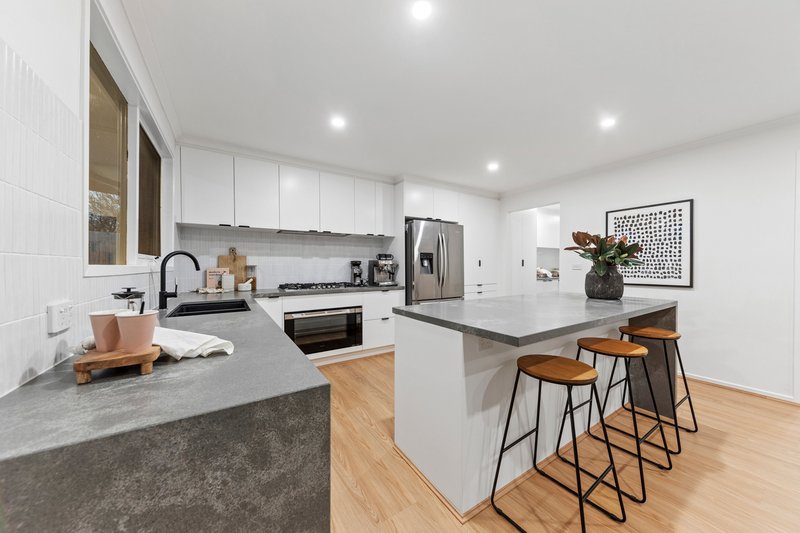 Photo - 33 Collins Crescent, Berwick VIC 3806 - Image 12