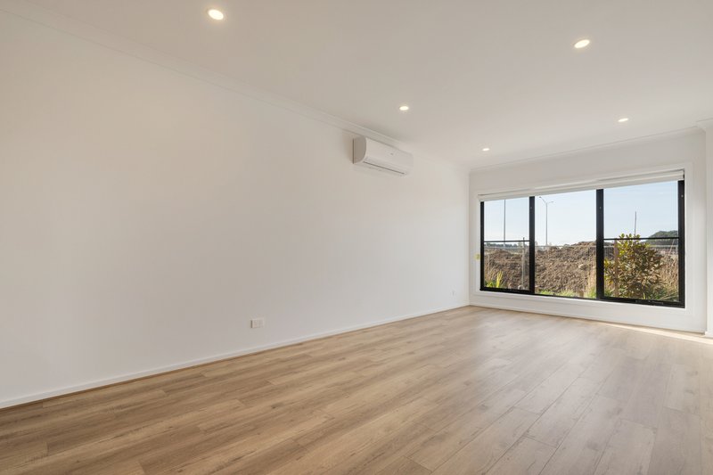 Photo - 33 Coronation Walk, Kalkallo VIC 3064 - Image 4