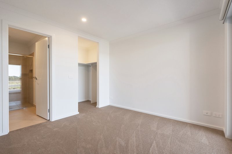 Photo - 33 Coronation Walk, Kalkallo VIC 3064 - Image 10