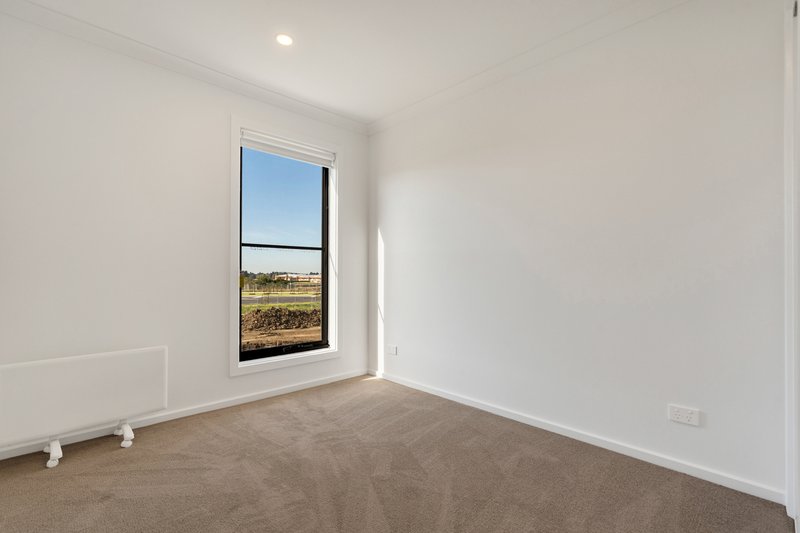 Photo - 33 Coronation Walk, Kalkallo VIC 3064 - Image 14