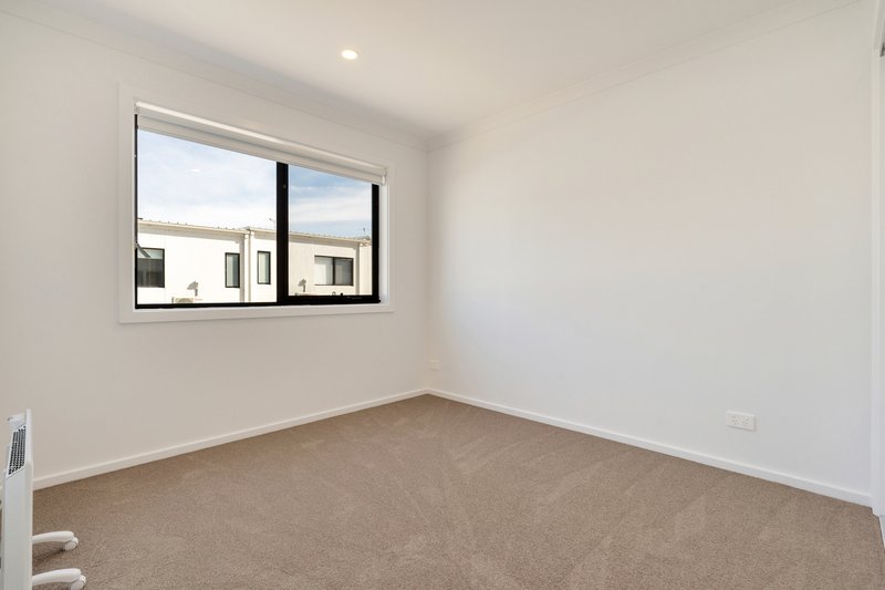 Photo - 33 Coronation Walk, Kalkallo VIC 3064 - Image 18