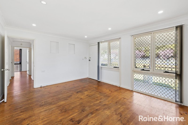 Photo - 33 Cottonwood Cresent , Macquarie Fields NSW 2564 - Image 2