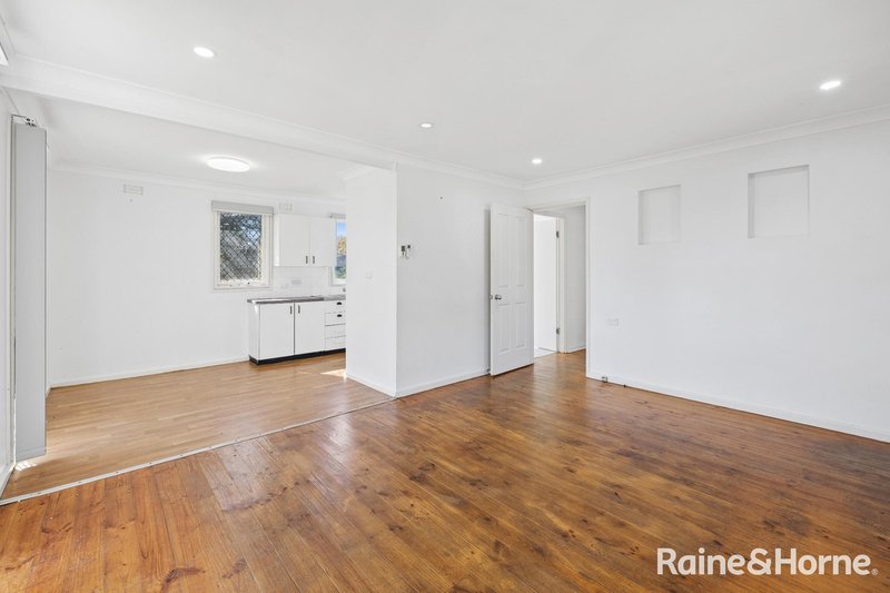 Photo - 33 Cottonwood Cresent , Macquarie Fields NSW 2564 - Image 3