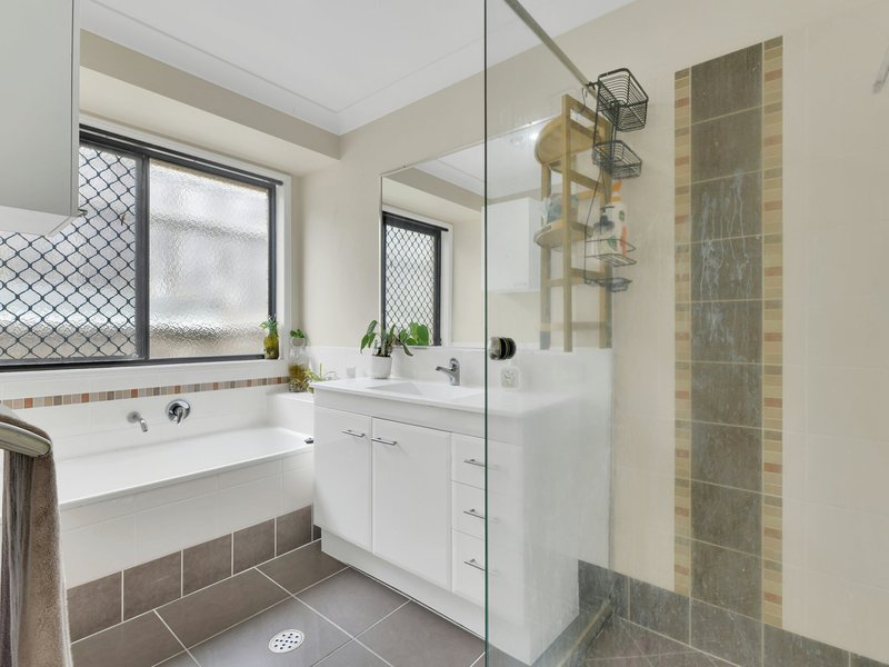 Photo - 33 Creekside Crescent, Flagstone QLD 4280 - Image 4