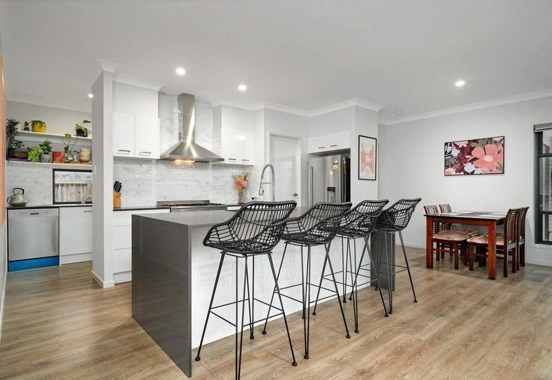 Photo - 33 Creekview Court, Lawnton QLD 4501 - Image 3