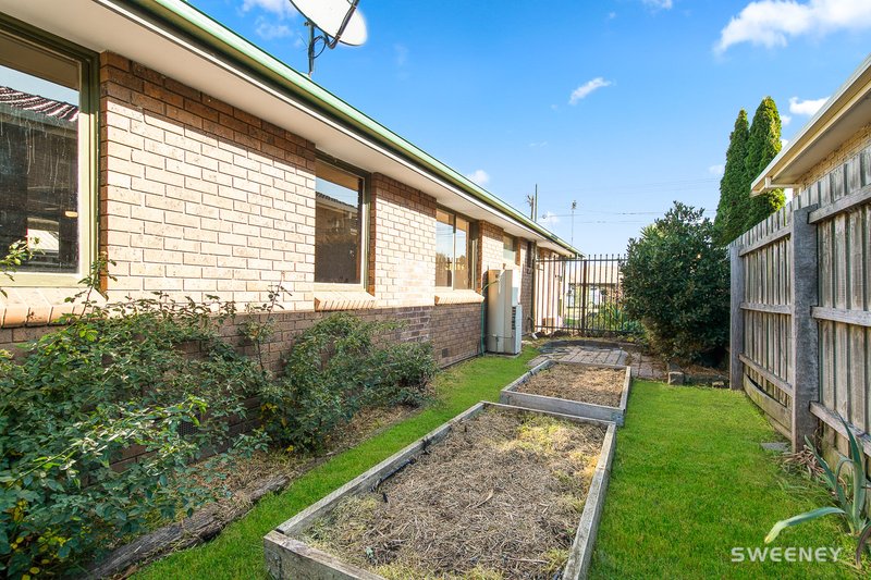 Photo - 33 Crellin Avenue South, Altona Meadows VIC 3028 - Image 4