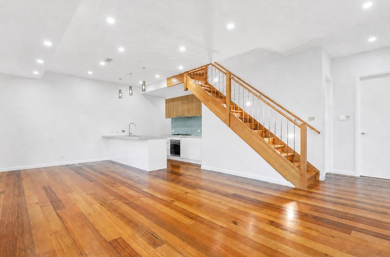 Photo - 33 Crocus Crescent, Glen Waverley VIC 3150 - Image 3