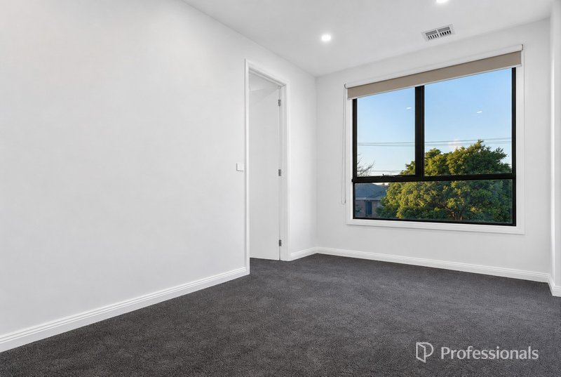 Photo - 33 Crocus Crescent, Glen Waverley VIC 3150 - Image 4