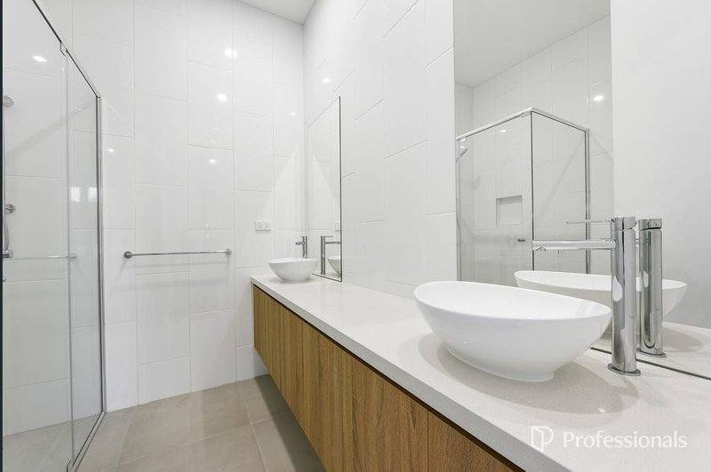Photo - 33 Crocus Crescent, Glen Waverley VIC 3150 - Image 6