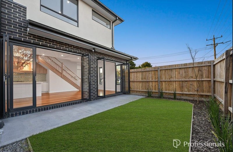 Photo - 33 Crocus Crescent, Glen Waverley VIC 3150 - Image 7